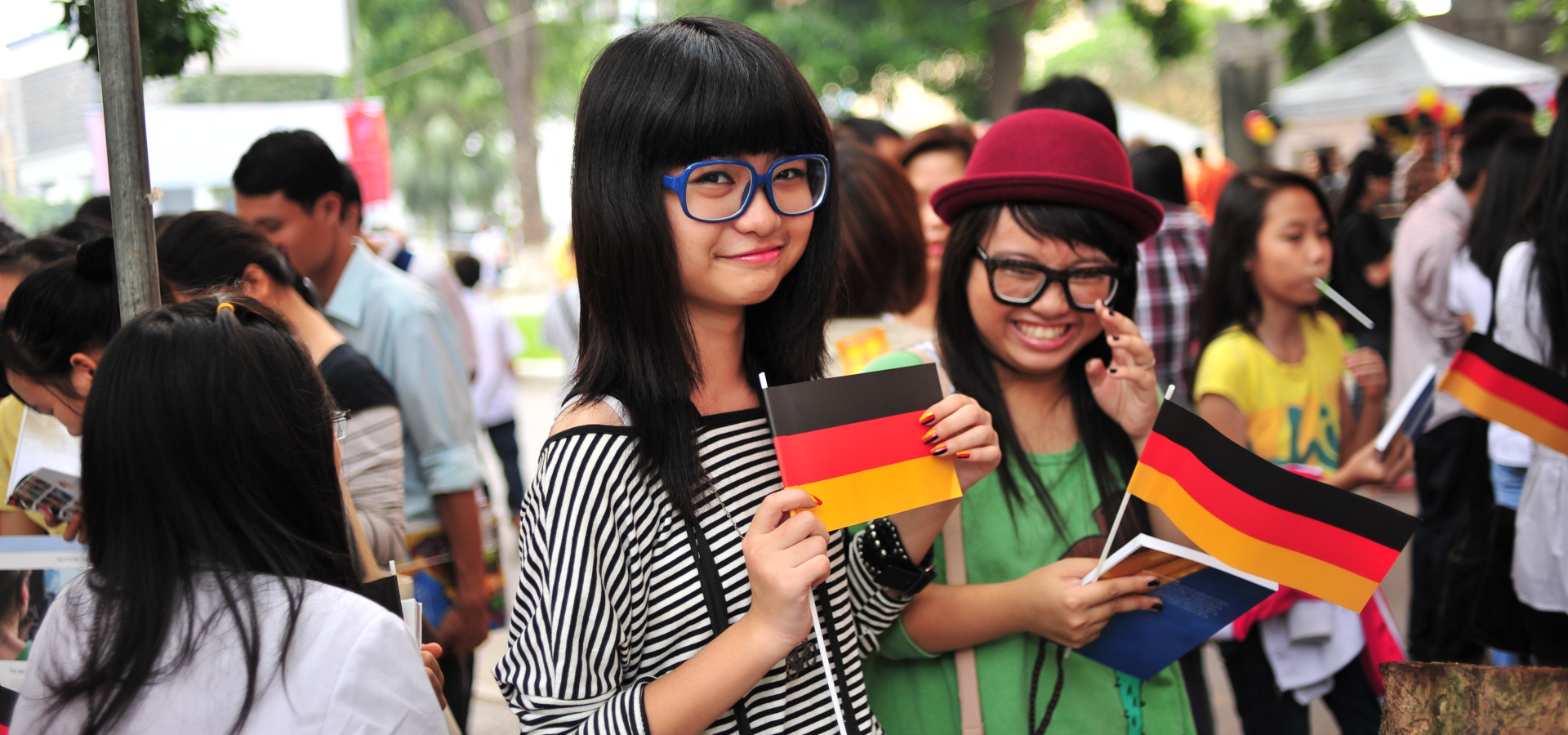 Vietnamesische Studierende beim Deutschlandfest in Hanoi.