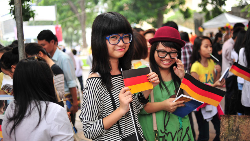 Vietnamesische Studierende beim Deutschlandfest in Hanoi.